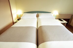 Standardzimmer, 2 Einzelbetten | Zimmersafe, Schreibtisch, kostenloses WLAN, Bettwäsche