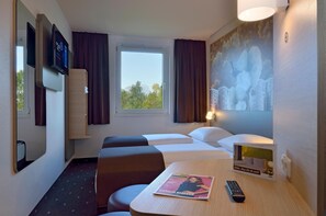 A hotel room with a bed, two bedside tables, a TV, a magazine, and a remote control. - B&B Hotel Düsseldorf-ratingen (Ratingen)