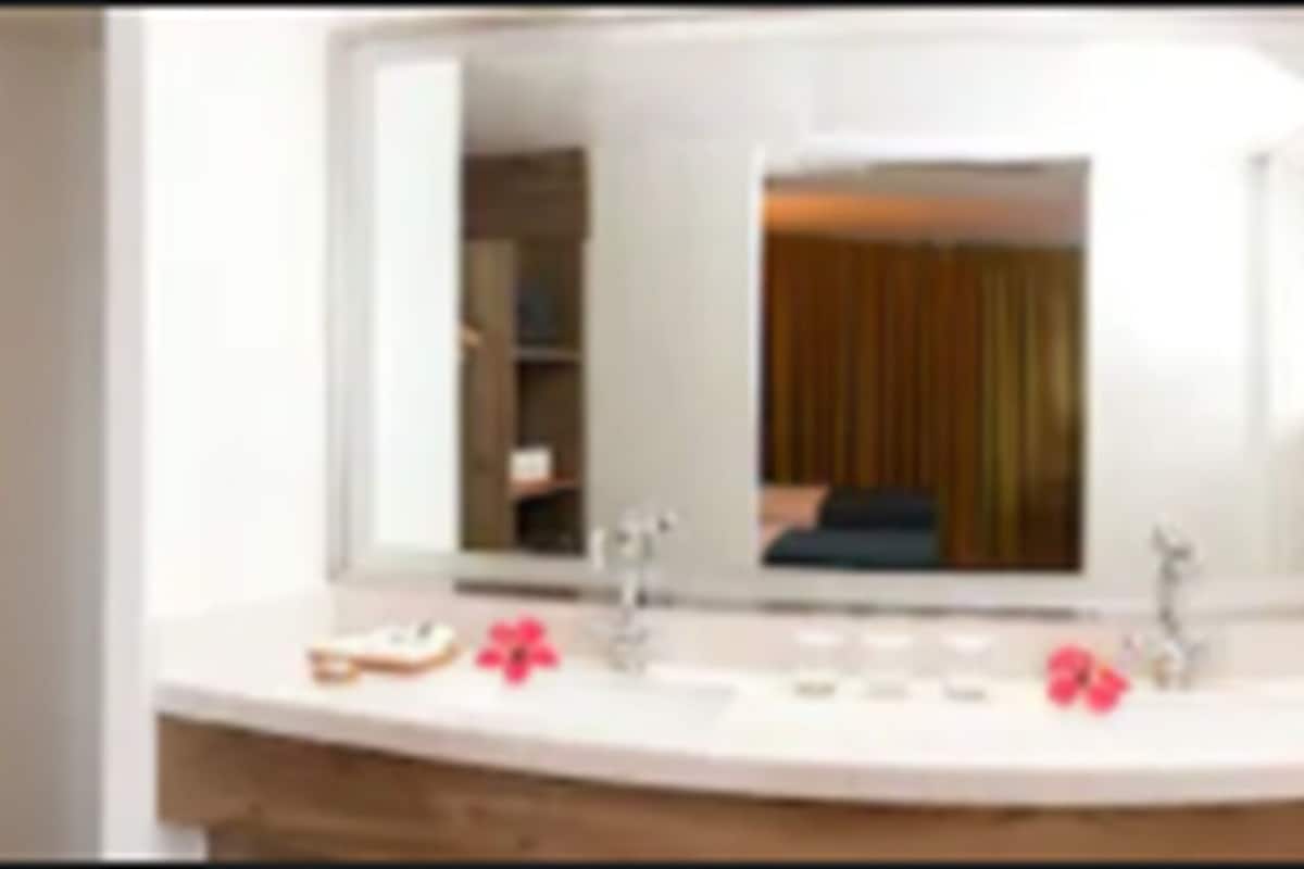 family room | bathroom | combined shower/bathtub, free toiletries, hair dryer, slippers