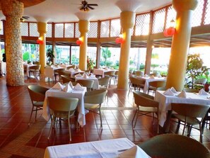 2 nhà hàng, phục vụ bữa sáng 