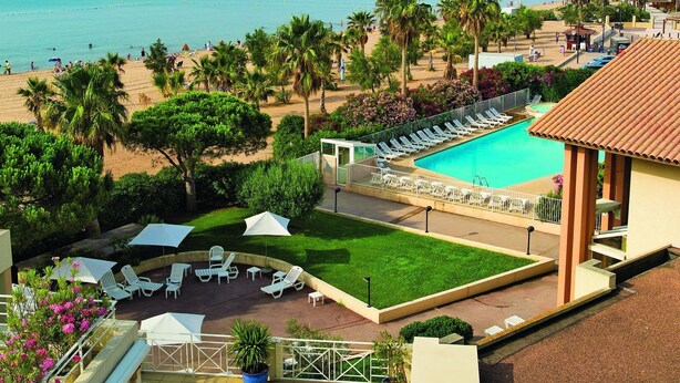 Una piscina al aire libre, tumbonas