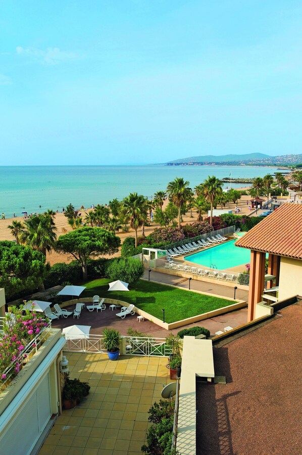 Outdoor pool, sun loungers