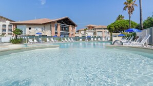 Una piscina al aire libre, tumbonas