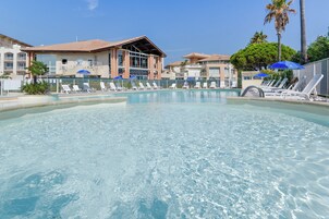 Piscine extérieure, chaises longues