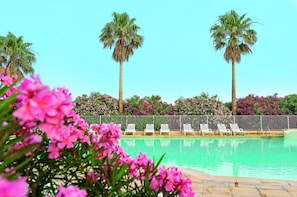 Outdoor pool, pool loungers - Résidence Pierre & Vacances Cap Hermès (Fréjus)