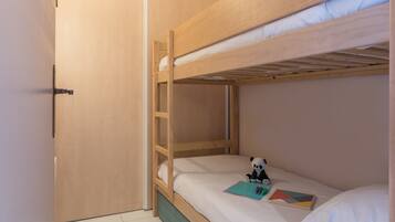 1 slaapkamer, een strijkplank/strijkijzer, babybedden (toeslag)