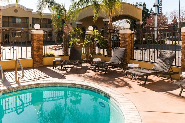 Kolam renang terbuka, dibuka dari pukul 9:00 hingga 22:00, payung kolam