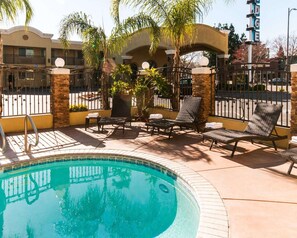 室外游泳池，09:00 至 22:00 开放，池畔遮阳伞，日光浴躺椅