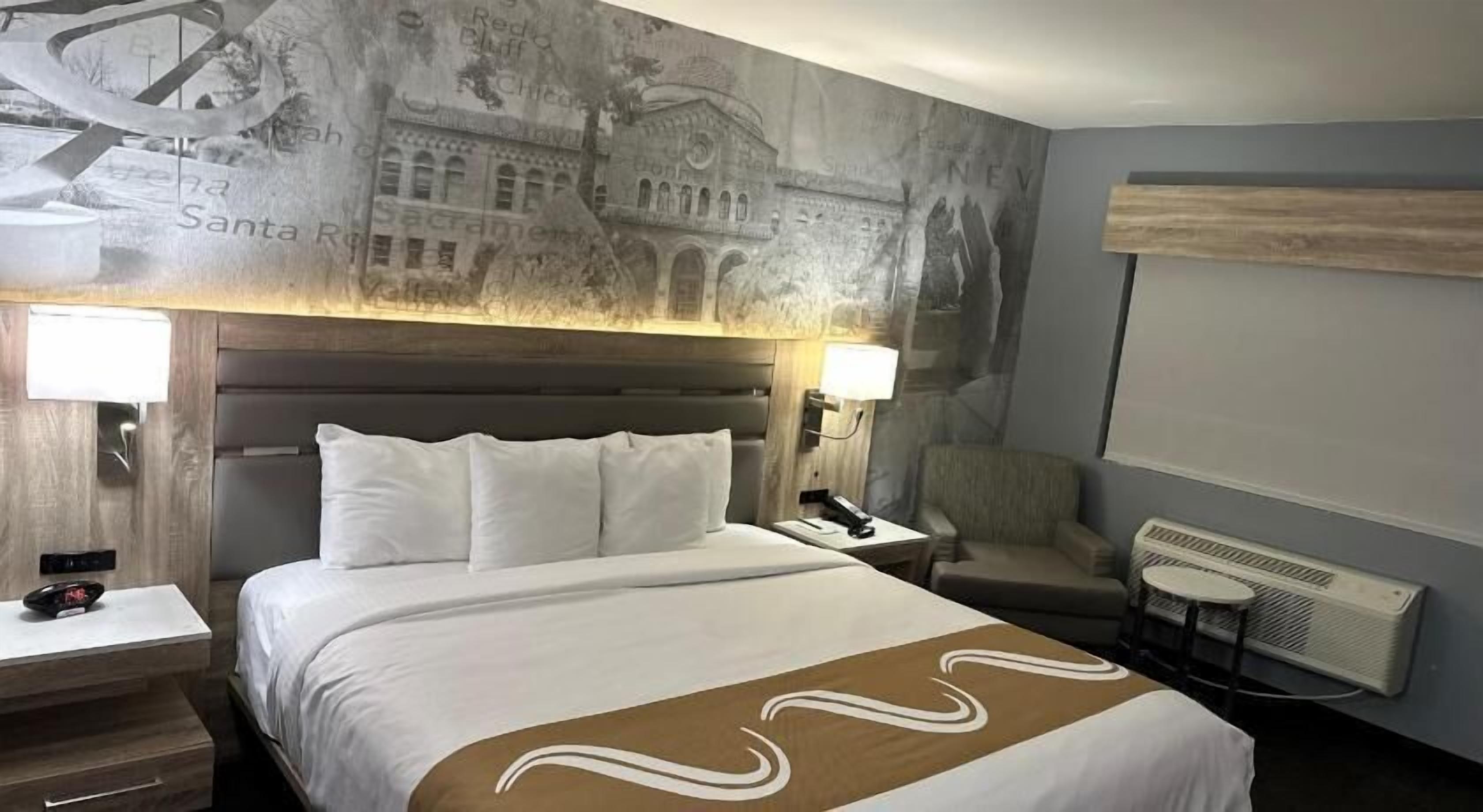Premium bedding, in-room safe, desk, laptop workspace