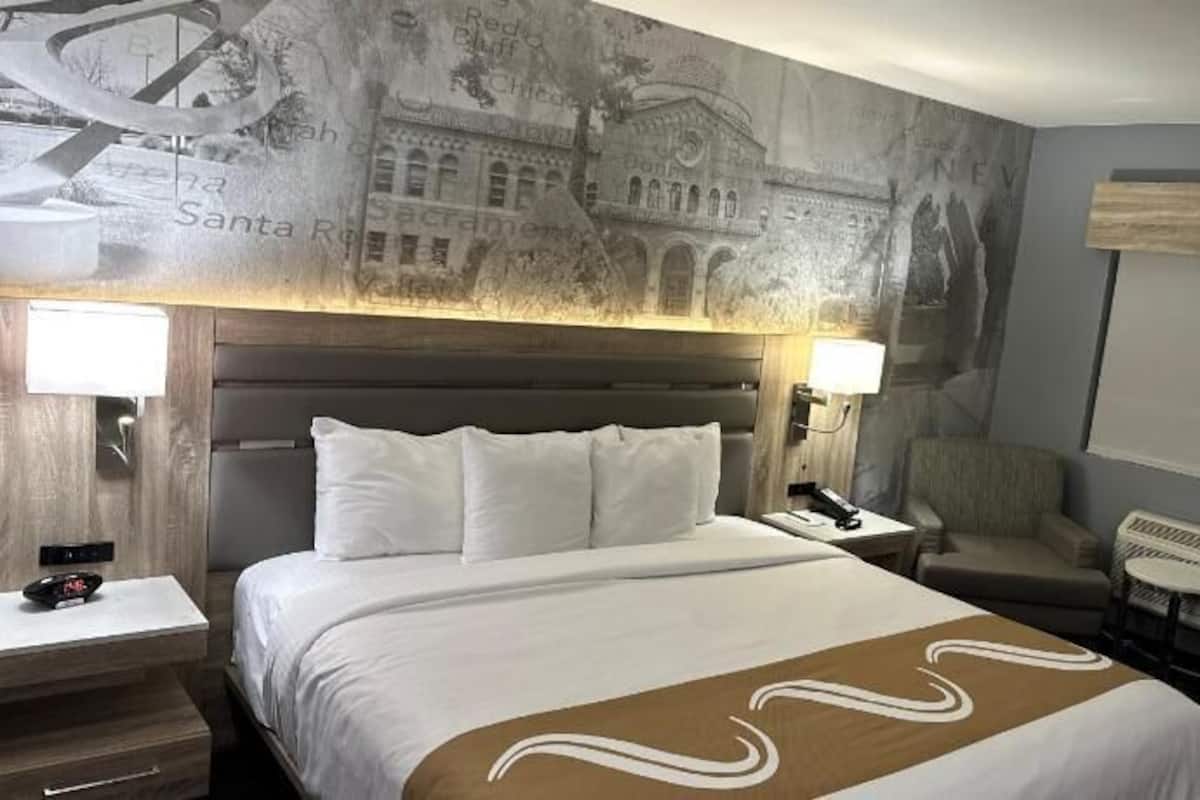 Premium bedding, in-room safe, desk, laptop workspace