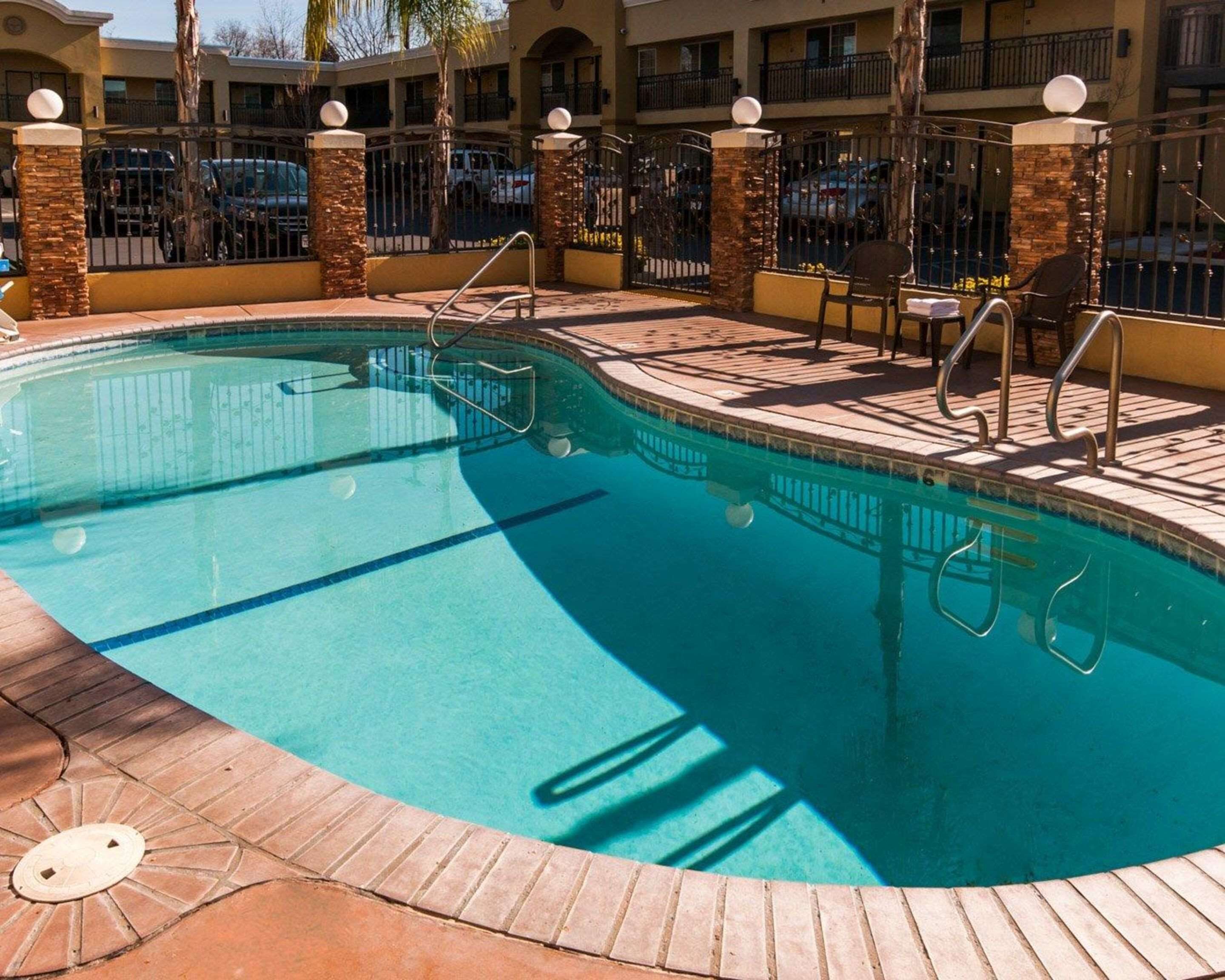 outdoor pool, open 9:00 am to 10:00 pm, pool umbrellas, pool loungers