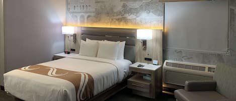 Ropa de cama de alta calidad y caja de seguridad en la habitación