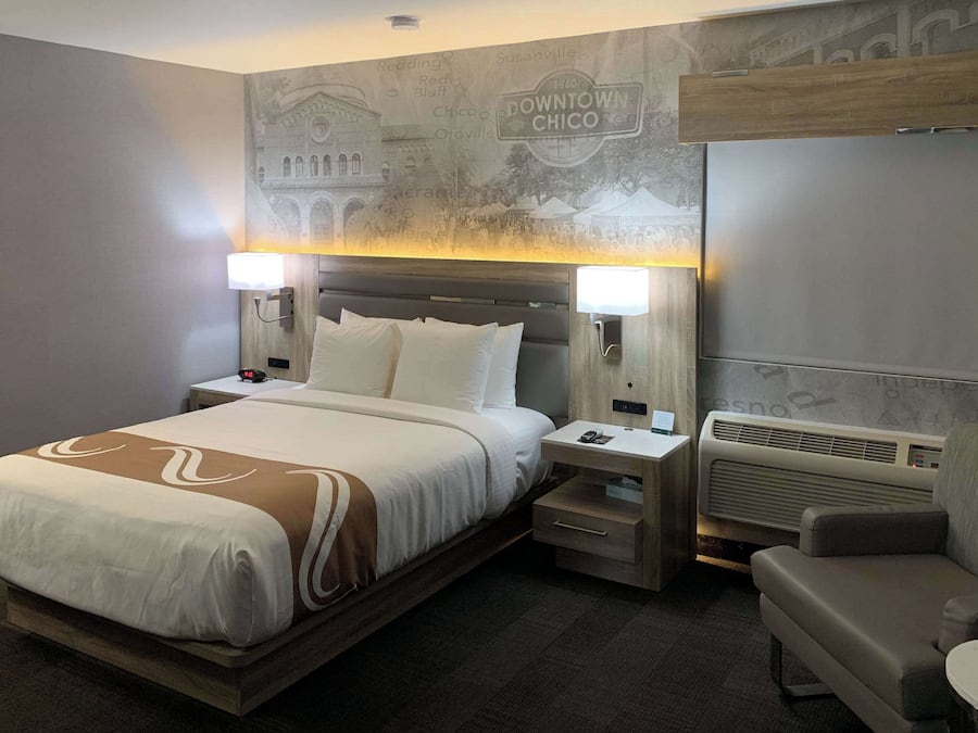 Premium bedding, in-room safe, desk, laptop workspace