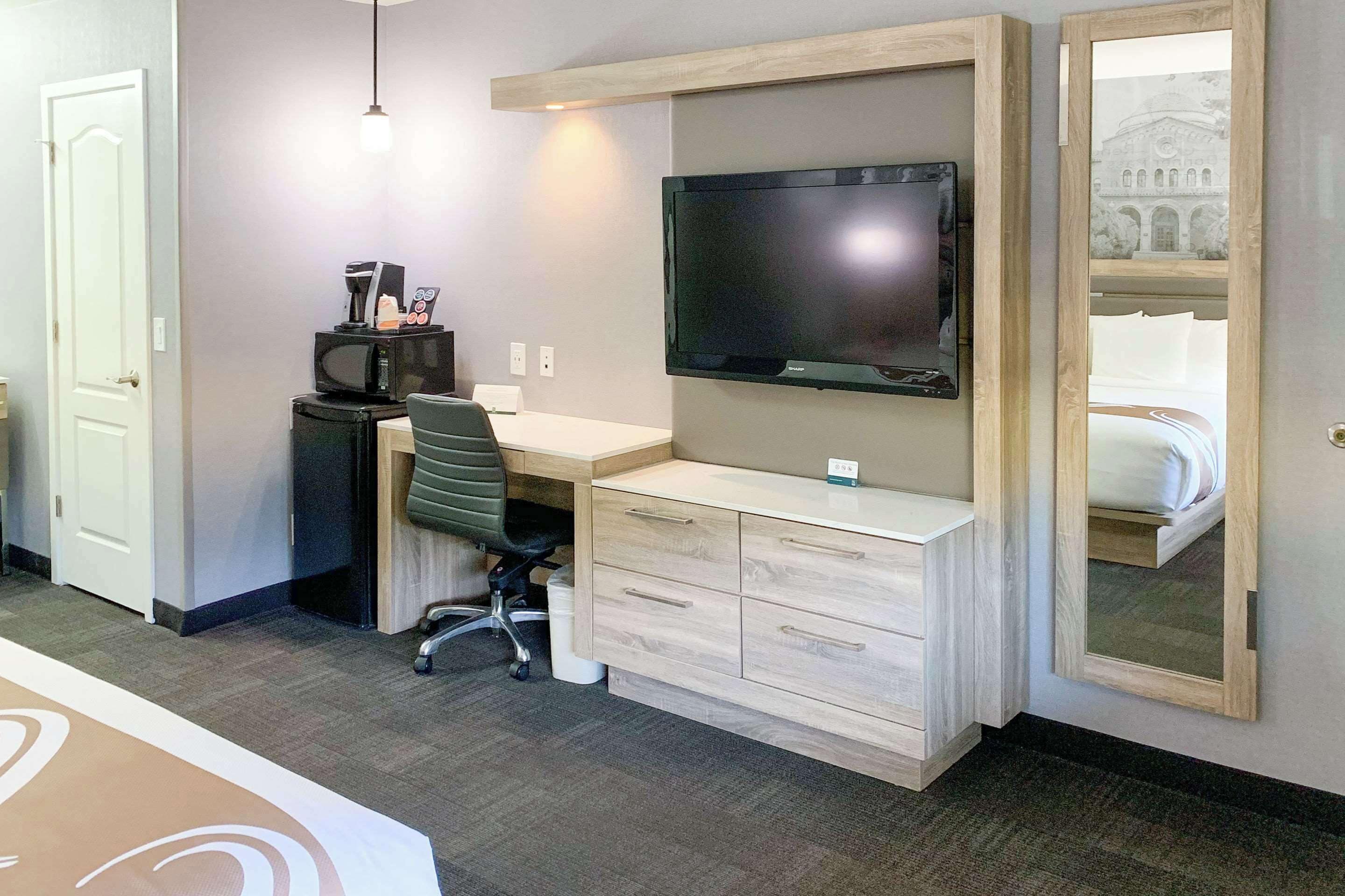 standard room, 1 king bed, non smoking | premium bedding, in-room safe, desk, laptop workspace