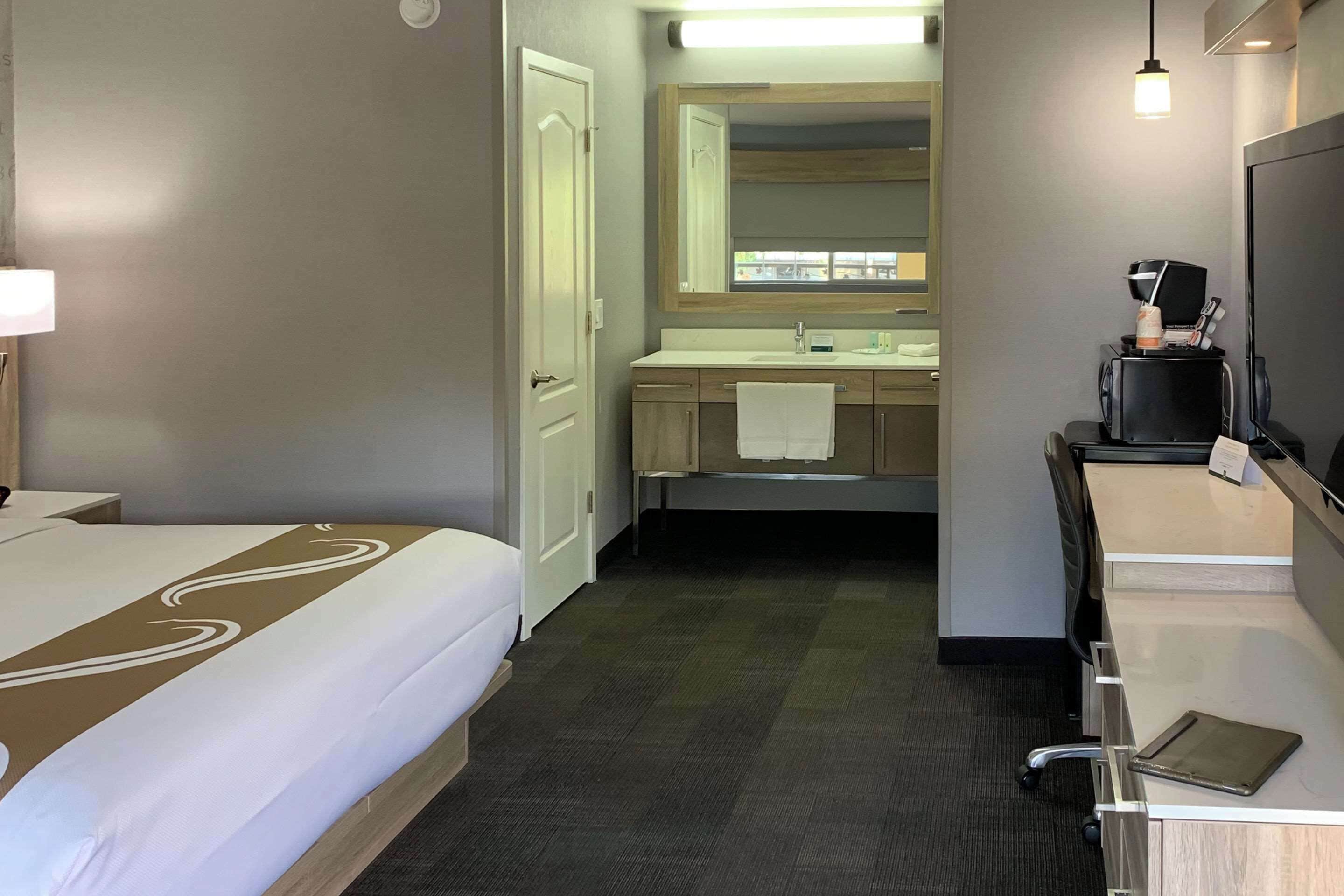 standard room, 1 king bed, non smoking | premium bedding, in-room safe, desk, laptop workspace