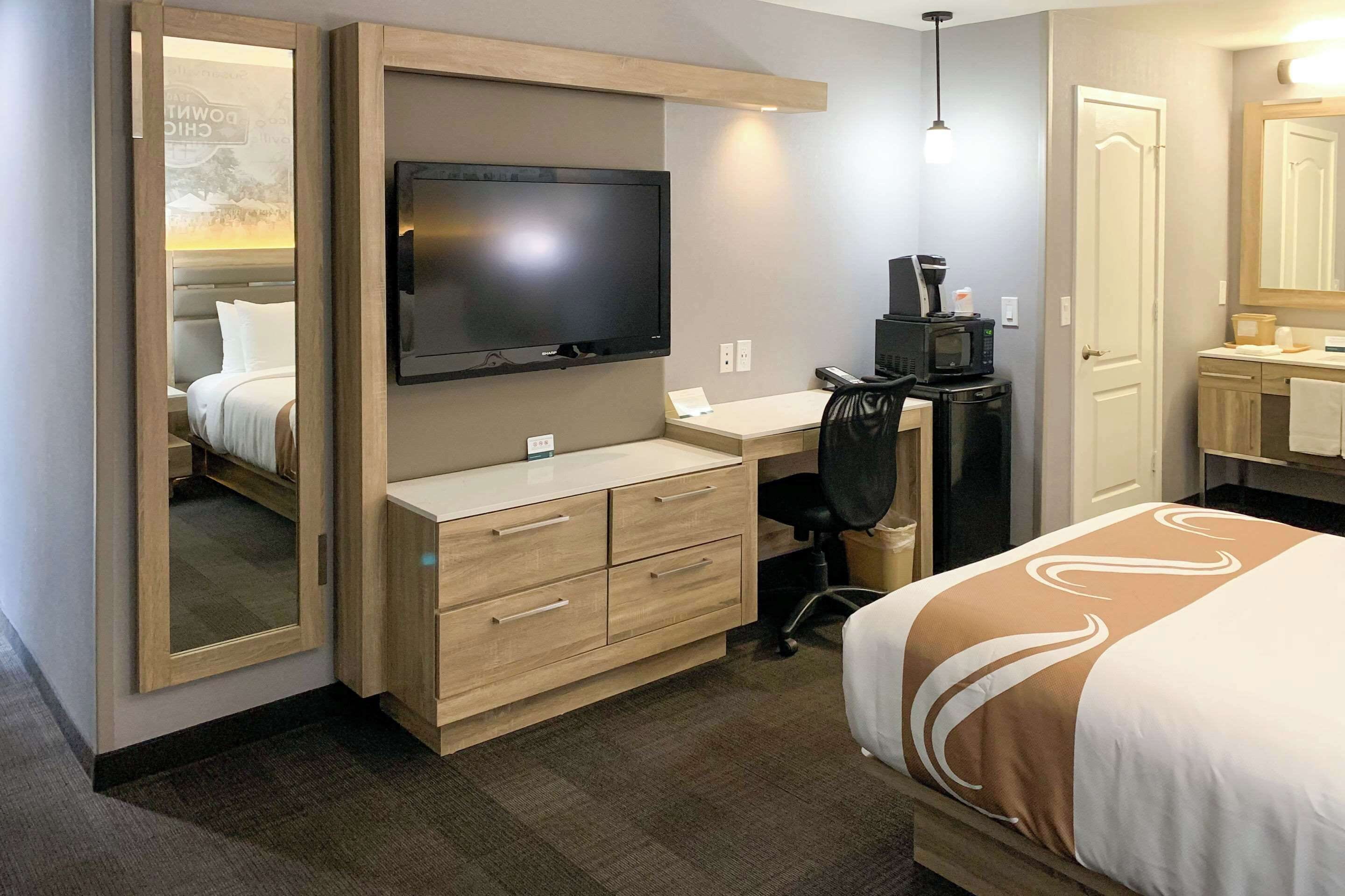 premium bedding, in-room safe, desk, laptop workspace