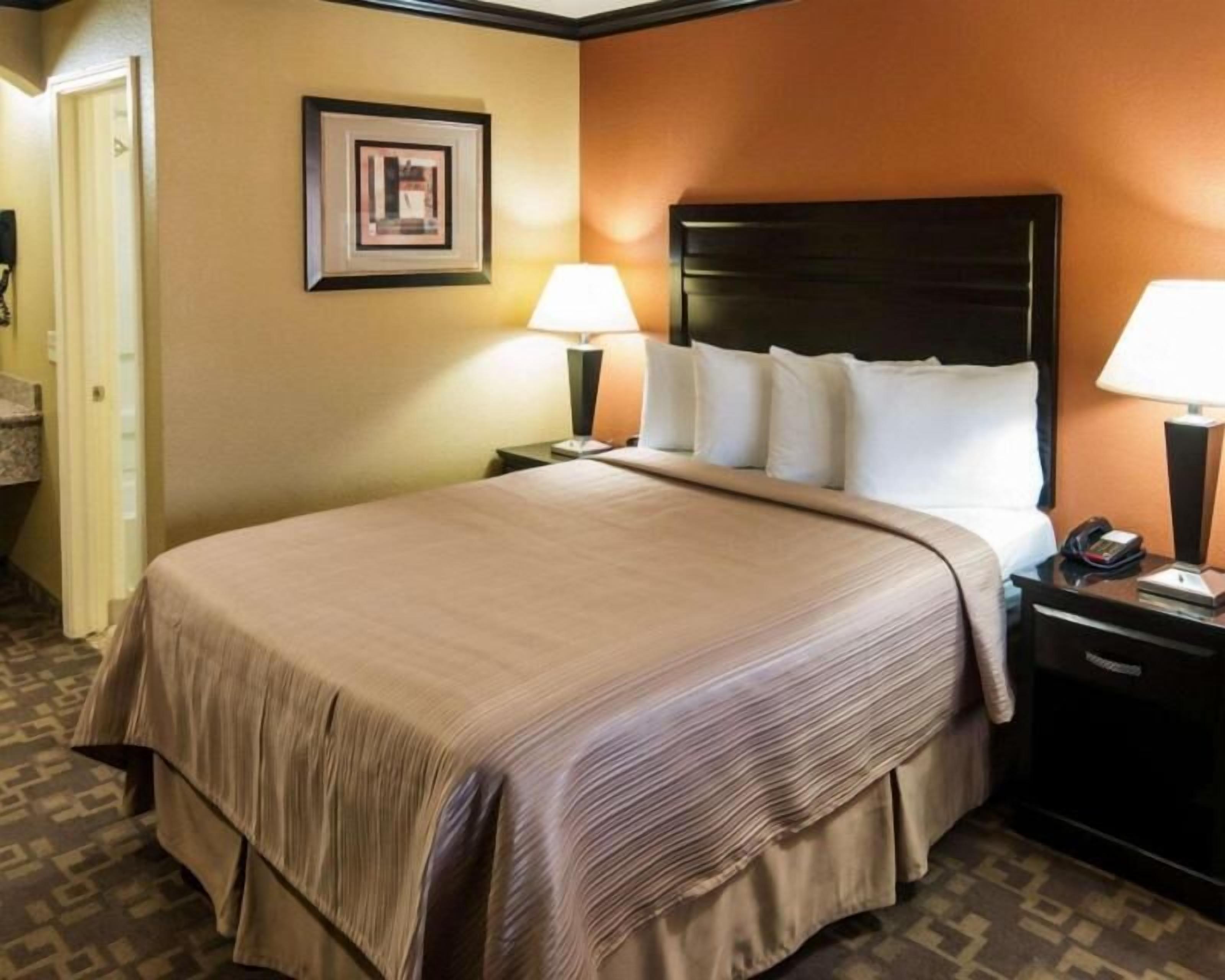 Premium bedding, in-room safe, desk, laptop workspace