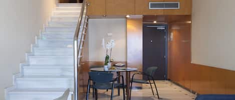 Familjelägenhet | 1 sovrum, minibar, värdeförvaringsskåp på rummet och skrivbord