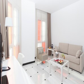 Junior Suite | Minibar, in-room safe, desk, blackout drapes - URH Ciutat de Mataró (Mataro)