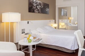 Een minibar, een kluis op de kamer, een bureau, verduisterende gordijnen