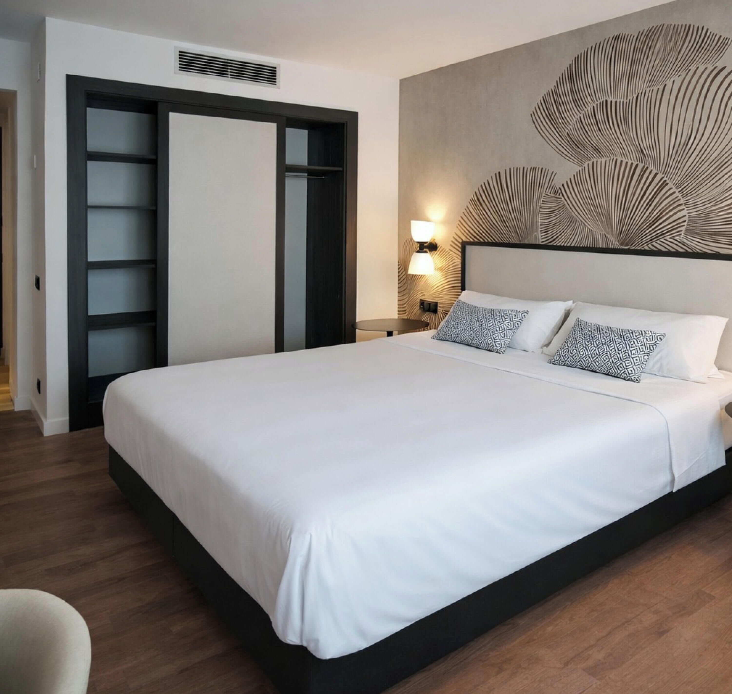 Habitación doble | Minibar, caja fuerte, escritorio y cortinas opacas