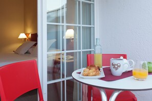 Habitación doble, terraza | Minibar, caja fuerte, escritorio y cortinas opacas