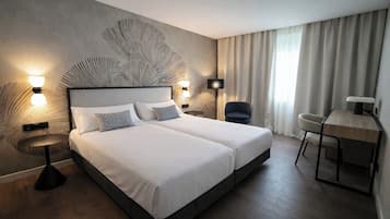 Twin Room | Minibar, in-room safe, desk, blackout drapes