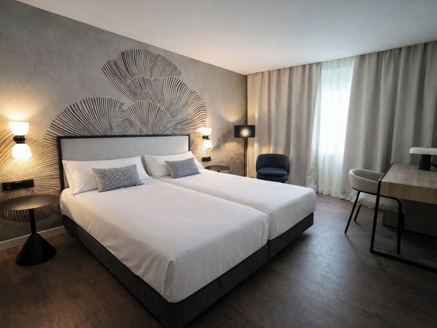 Habitació amb dos llits individuals | Minibar, caixa forta a l'habitació, escriptori i cortines opaques
