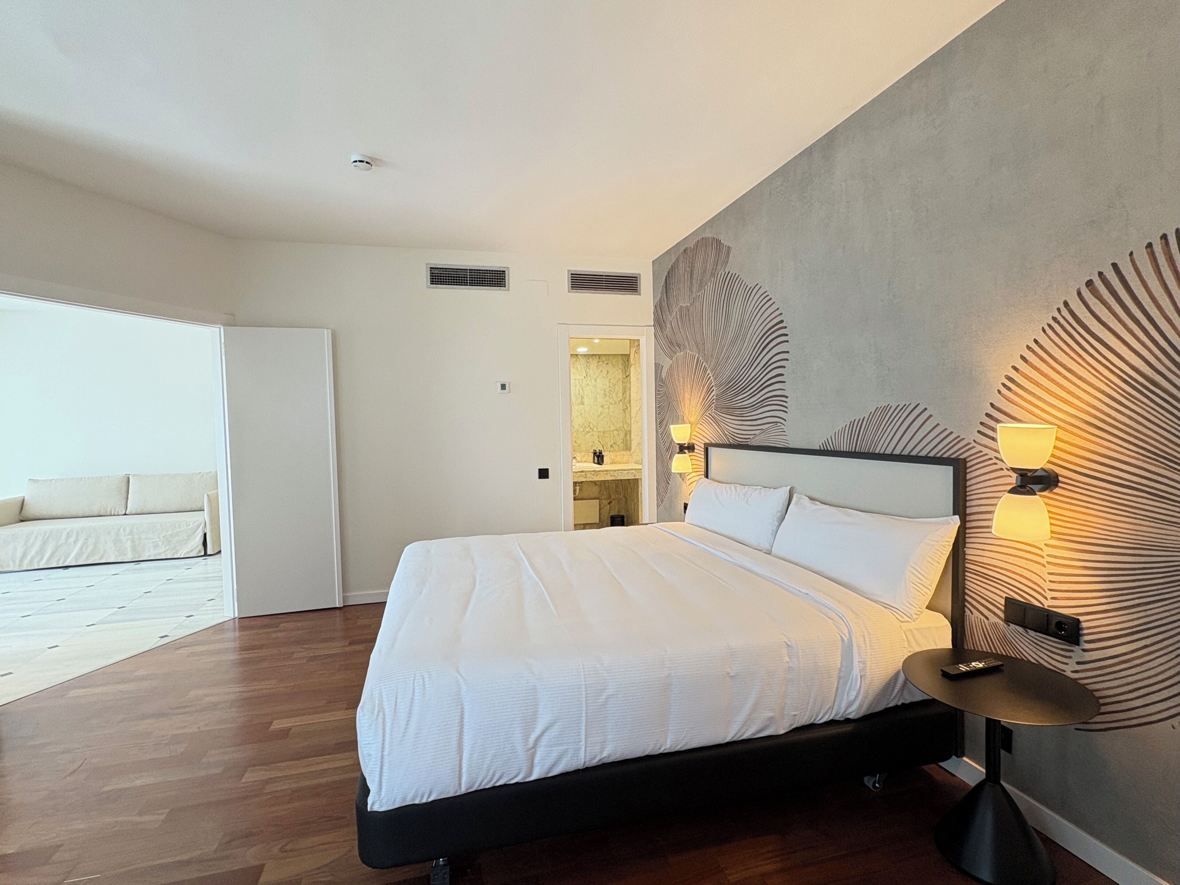Phòng Suite Junior | Minibar, két bảo mật tại phòng, bàn, màn/rèm cản sáng 