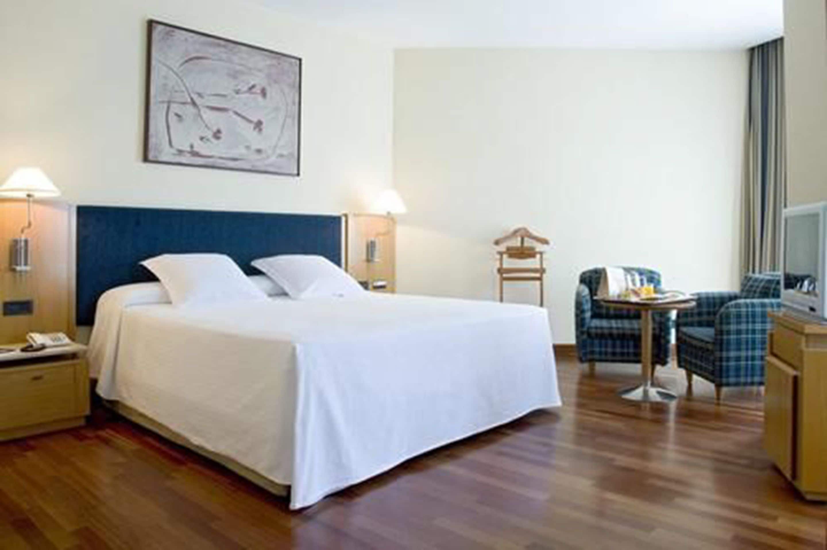 Junior Suite | Minibar, in-room safe, desk, blackout drapes