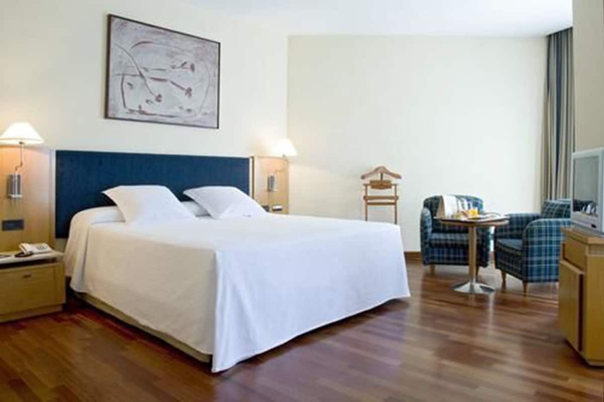 Junior Suite | Minibar, in-room safe, desk, blackout drapes