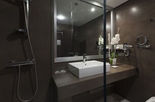 Artículos de tocador gratuitos, secador de pelo, bidet, toallas
