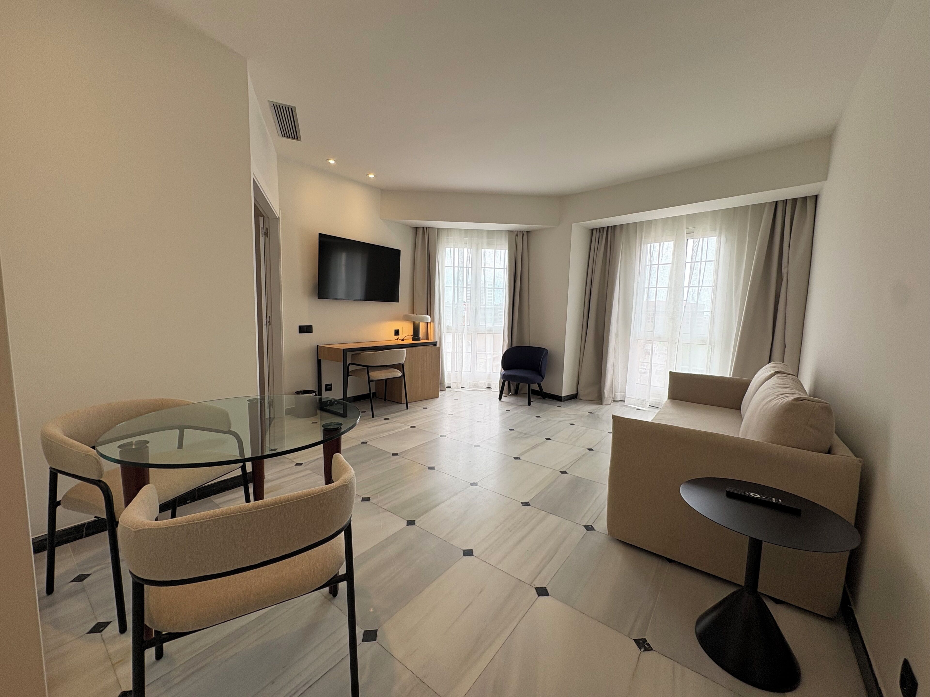 Suite junior | Minibar, caja fuerte, escritorio y cortinas opacas