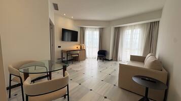 Suite junior | Minibar, caja fuerte, escritorio y cortinas opacas