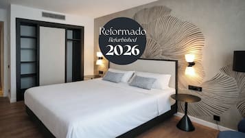 Minibar, caja de seguridad en la habitación y escritorio