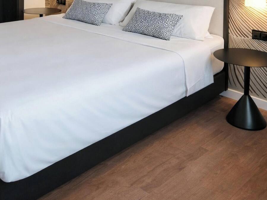 Minibar, caja fuerte, escritorio y cortinas opacas