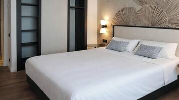 Minibar, caja fuerte, escritorio y cortinas opacas