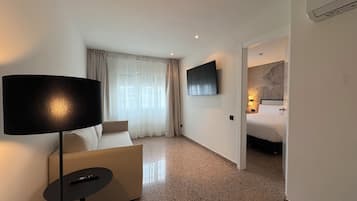 Minibar, caja de seguridad en la habitación y escritorio