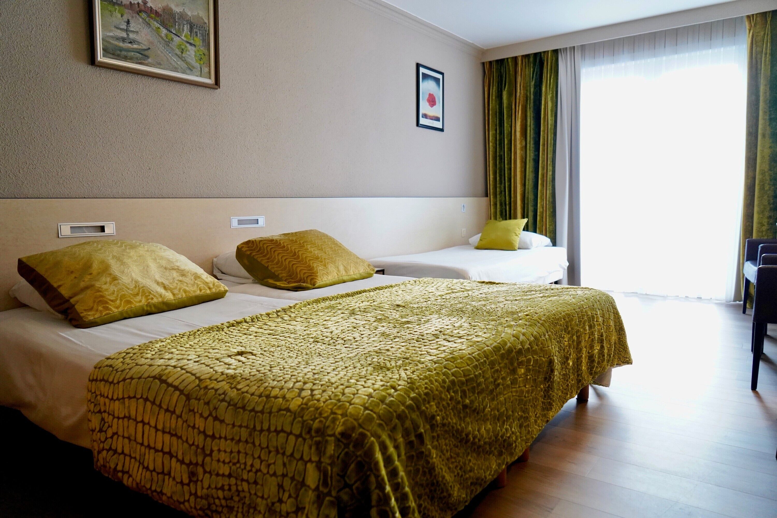 Quarto triplo standard | Cofres nos quartos, escrivaninha, cortinas blackout, Wi-Fi de cortesia