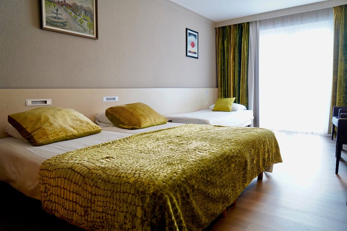 Quarto triplo standard | Cofres nos quartos, escrivaninha, cortinas blackout, Wi-Fi de cortesia