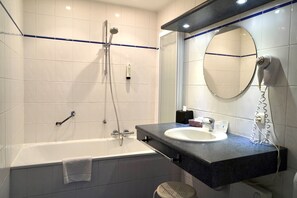 Quarto solteiro standard | Banheiro | Secador de cabelo, toalhas de banho, sabonete, shampoo