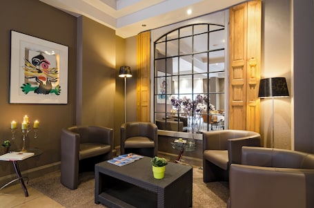 Lobby lounge