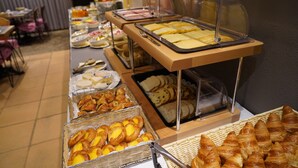 朝食 (ビュッフェ)、毎日提供 (有料)