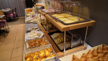 Petit déjeuner buffet (20 EUR par personne)