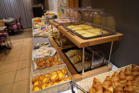 Daily buffet breakfast (EUR 20 per person). Hotel Prins Boudewijn