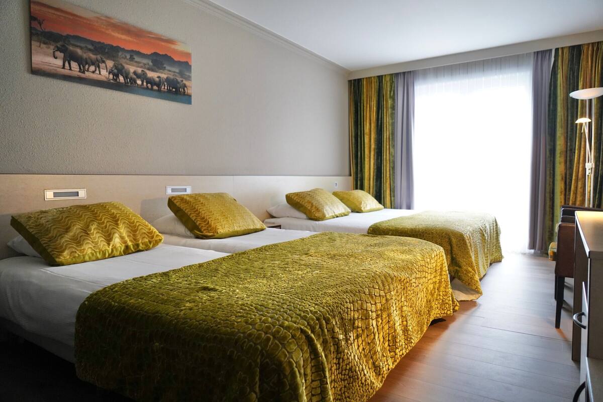 Quarto quádruplo standard | Cofres nos quartos, escrivaninha, cortinas blackout, Wi-Fi de cortesia