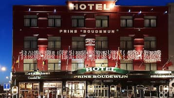 Voorkant accommodatie - avond/nacht
