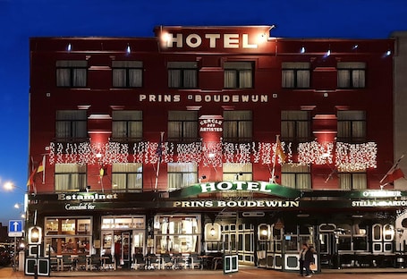 Fachada de la propiedad por la tarde o noche