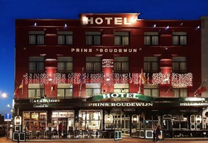 住宿正面 - 傍晚/夜晚