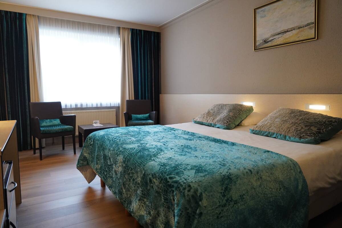 Quarto casal ou duplo standard | Cofres nos quartos, escrivaninha, cortinas blackout, Wi-Fi de cortesia